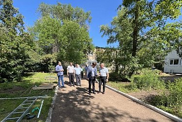 Александр Трубников помог отремонтировать детсад № 143